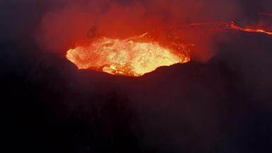 关于活火山火山口沸腾熔岩的空中观察。岩浆地狱的特写。Fagradalsfjall火山。冰岛，2021年